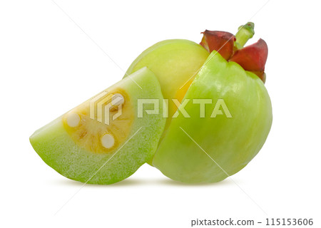 Garcinia atroviridis fruit isolated on white background.jpg 115153606