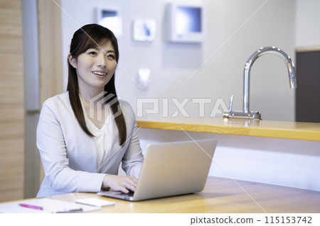 A female staff member showing around the model room 115153742