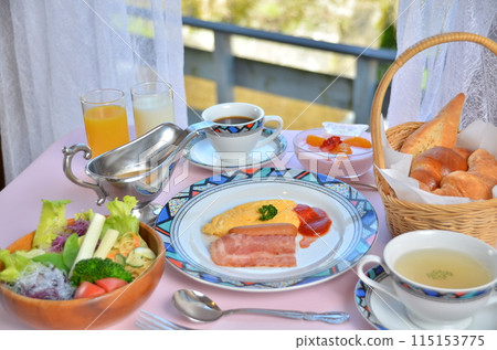 陽光明媚的度假酒店早餐時間 115153775