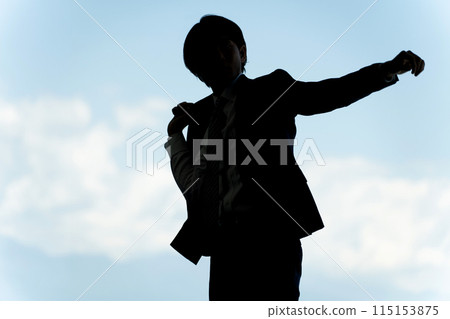 穿著西裝的男性商人的剪影(模特兒、英俊、風格、領導力) 穿著西裝的男性商人的剪影(模特兒、英俊、風格、領導力) 115153875
