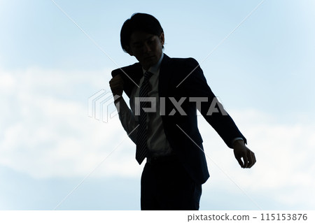 穿著西裝的男性商人的剪影(模特兒、英俊、風格、領導力) 穿著西裝的男性商人的剪影(模特兒、英俊、風格、領導力) 115153876