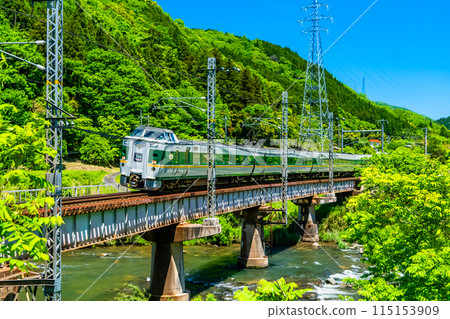 Hakubi Line Limited Express Yakumo: A green Yakumo-colored 381 series train crossing the fresh green Hino River (Neu-Kurosaka) 115153909