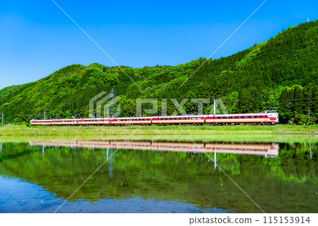 Hakubi Line Yakumo Express Train: National Railways-colored 381 series train running through rice fields with fresh greenery (Neu-Kurosaka) 115153914