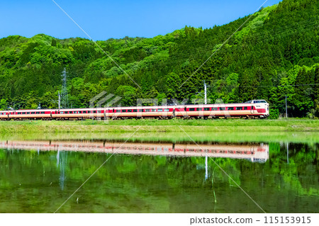 Hakubi Line Yakumo Express Train: National Railways-colored 381 series train running through rice fields with fresh greenery (Neu-Kurosaka) 115153915