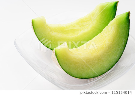 Cut melon on a plate 115154014