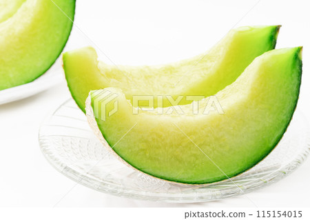 Cut melon on a plate 115154015
