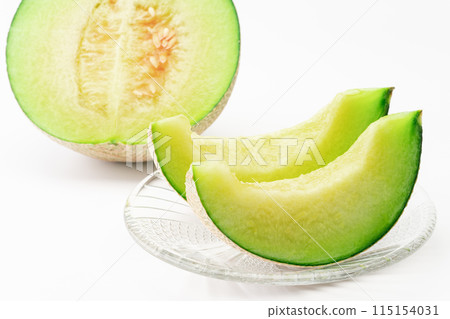 將瓜切開放在盤子上 115154031