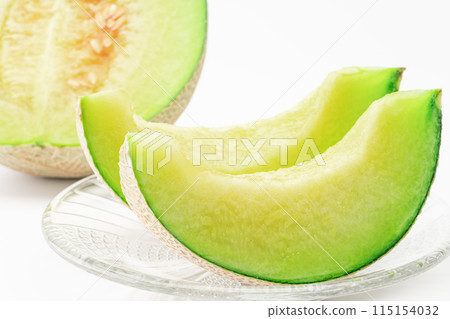 將瓜切開放在盤子上 115154032