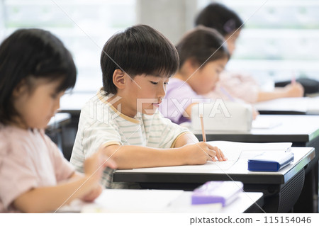 小學生在小學教室學習 115154046