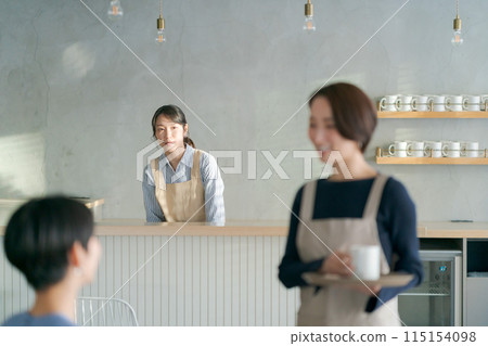 在咖啡館工作的人 在咖啡館工作的人 115154098