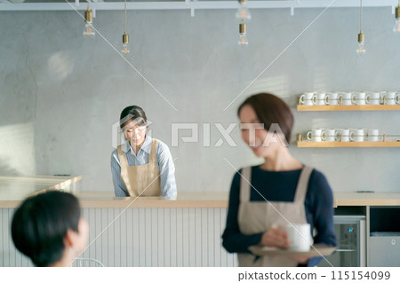 在咖啡館工作的人 在咖啡館工作的人 115154099