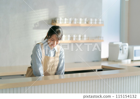 Women staff working at a cafe 115154132
