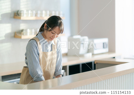 Women staff working at a cafe 115154133