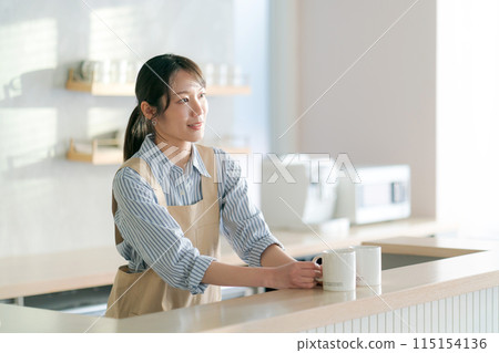 Women staff working at a cafe 115154136