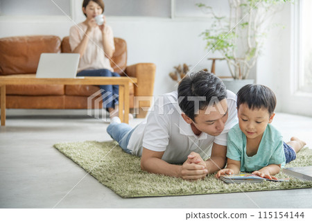 Reading with parents and children Living room 115154144