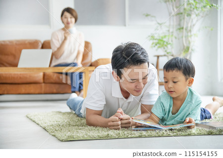 與父母和孩子一起閱讀客廳 115154155