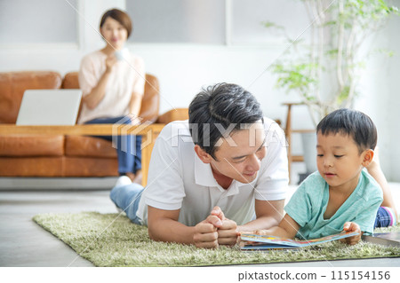 Reading with parents and children Living room 115154156