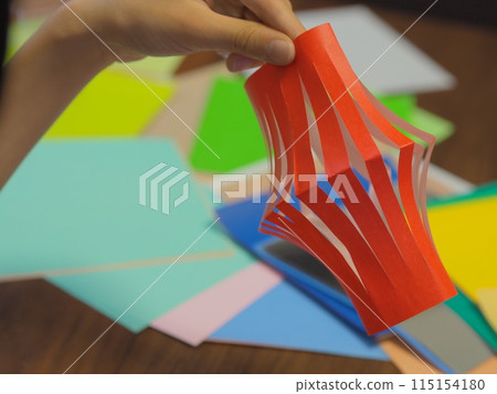 孩子們親手製作七夕裝飾品（燈籠） 115154180