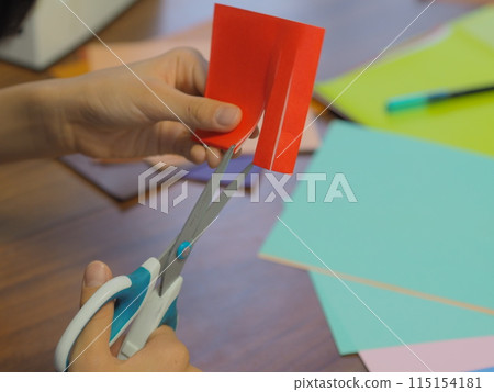 孩子們親手製作七夕裝飾品（燈籠） 115154181