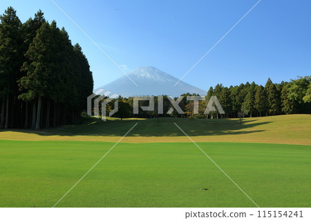 從靜岡縣禦殿場市太平洋俱樂部禦殿場球場第2洞眺望富士山 從靜岡縣禦殿場市太平洋俱樂部禦殿場球場第2洞眺望富士山 115154241