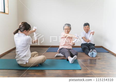 在療養院進行毛巾鍛煉/鍛煉/康復的高級/老年男性和女性以及物理治療師/護理人員/培訓師 在療養院進行毛巾鍛煉/鍛煉/康復的高級/老年男性和女性以及物理治療師/護理人員/培訓師 115154310