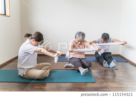在療養院進行毛巾鍛煉/鍛煉/康復的高級/老年男性和女性以及物理治療師/護理人員/培訓師 在療養院進行毛巾鍛煉/鍛煉/康復的高級/老年男性和女性以及物理治療師/護理人員/培訓師 115154321