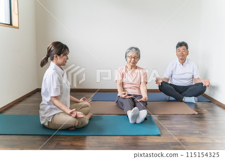 做瑜伽的老年男女和女教練 115154325