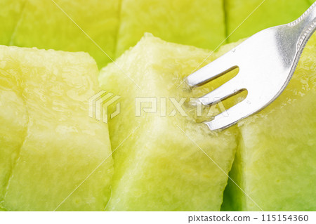 Close-up of a melon cut into bite-sized pieces 115154360