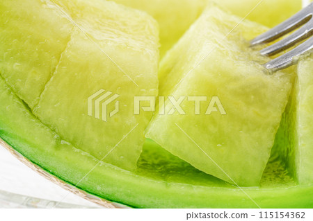 Close-up of a melon cut into bite-sized pieces 115154362