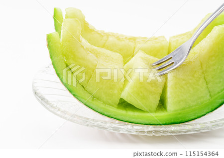 Close-up of a melon cut into bite-sized pieces 115154364