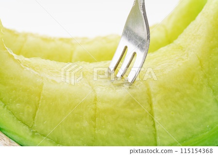 Close-up of a melon cut into bite-sized pieces 115154368