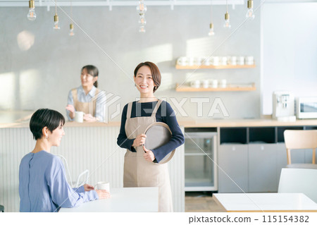 在咖啡廳工作的女人的畫像 115154382