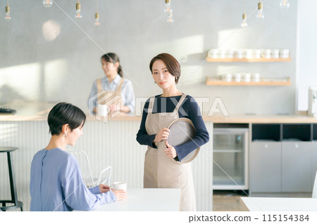在咖啡廳工作的女人的畫像 在咖啡廳工作的女人的畫像 115154384