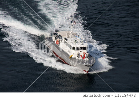 行駛在來島海峽大橋上的通用巡邏艇 115154478