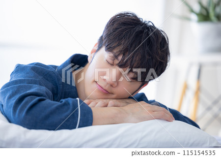 男人在床上睡得很香 115154535