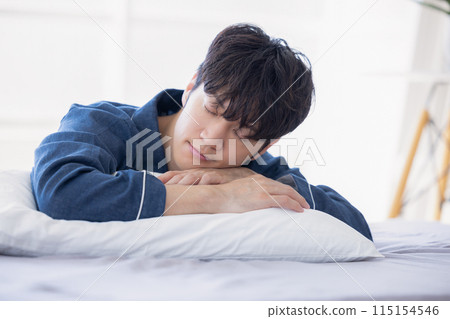 男人在床上睡得很香 115154546