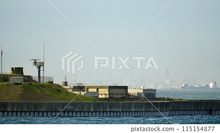 漂浮在東京灣的人工島第二海堡的長焦照片 115154877