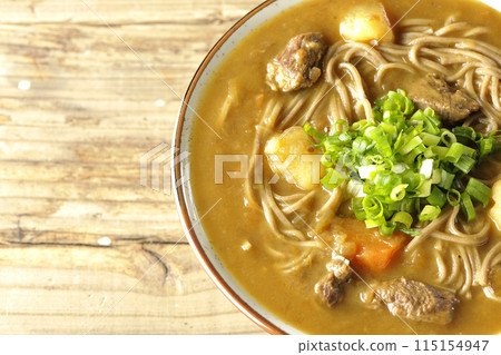 A bird's-eye view of curry soba noodles with plenty of green onions 115154947