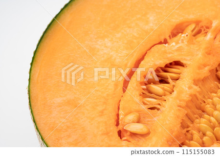 紅肉瓜切成兩半的特寫 紅肉瓜切成兩半的特寫 115155083