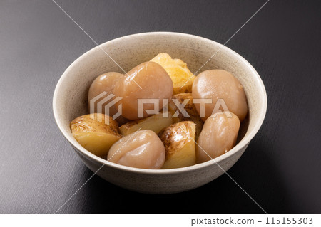 Spicy stew of new potatoes and balls of konnyaku 115155303