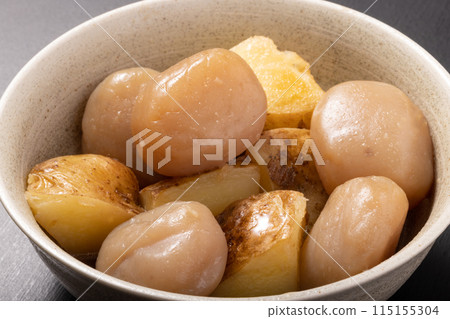 Spicy stew of new potatoes and balls of konnyaku 115155304