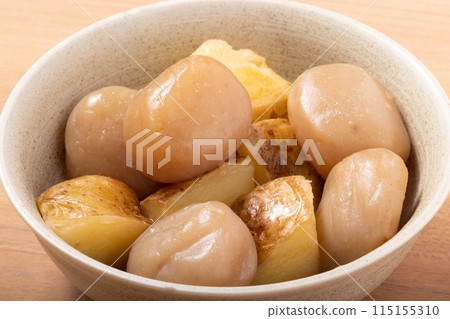 Spicy stew of new potatoes and balls of konnyaku 115155310