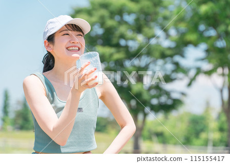 在公園訓練時喝蛋白質的女人 在公園訓練時喝蛋白質的女人 115155417