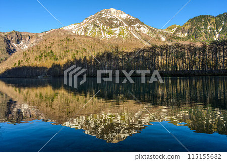 [上高地]映照著燒嶽山的大正池_02 115155682