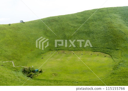 新綠大室山山頂火山口的射箭場 新綠大室山山頂火山口的射箭場 115155766