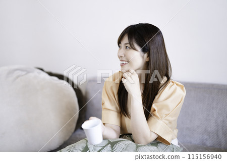woman drinking coffee in the living room 115156940