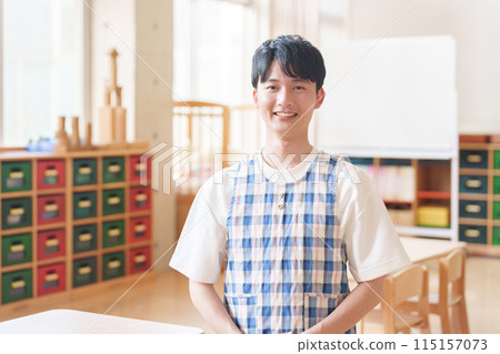 在幼稚園工作的男幼稚園老師 115157073
