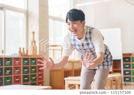 在幼稚園工作的男幼稚園老師 在幼稚園工作的男幼稚園老師 115157100