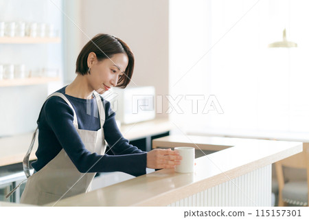 在一家咖啡館工作的女性員工 在一家咖啡館工作的女性員工 115157301