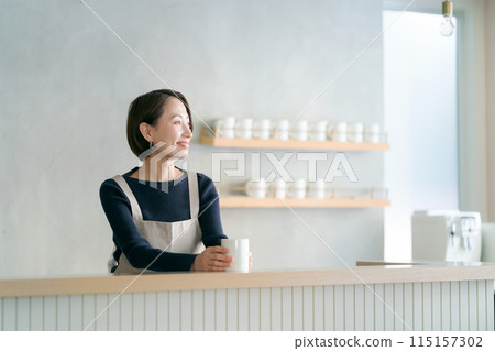 Women staff working at a cafe Women staff working at a cafe 115157302
